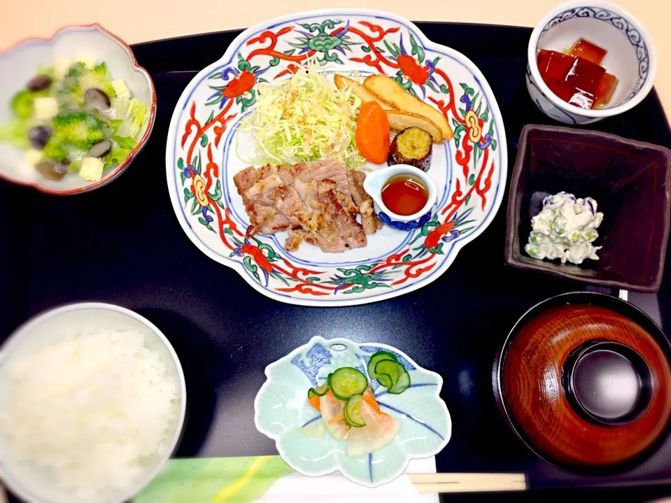 Snapdishの料理写真:社食 豚の生姜焼き定食|maijaponさん