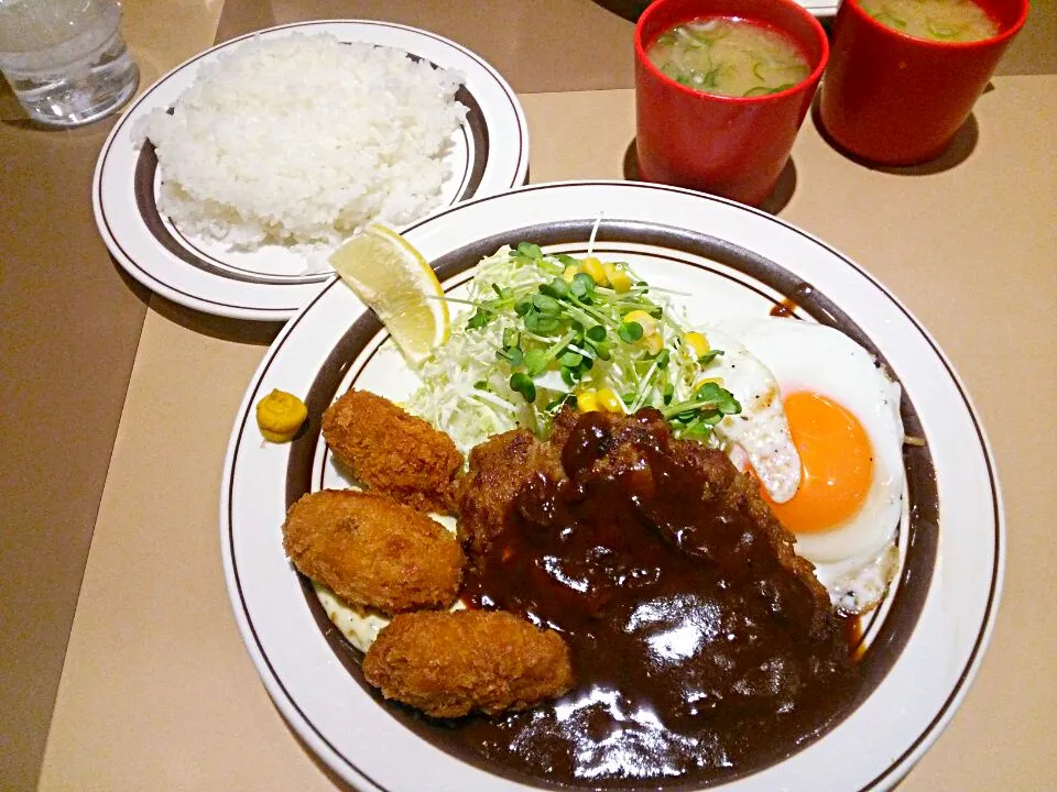 キッチンABCのハンバーグ&カキフライ&目玉焼き定食、890円です。
目玉焼きの下に隠れているスパゲッティは、洋食屋の定食では欠かせないアイテムです。
(≡^∇^≡)|東京ライオンズさん