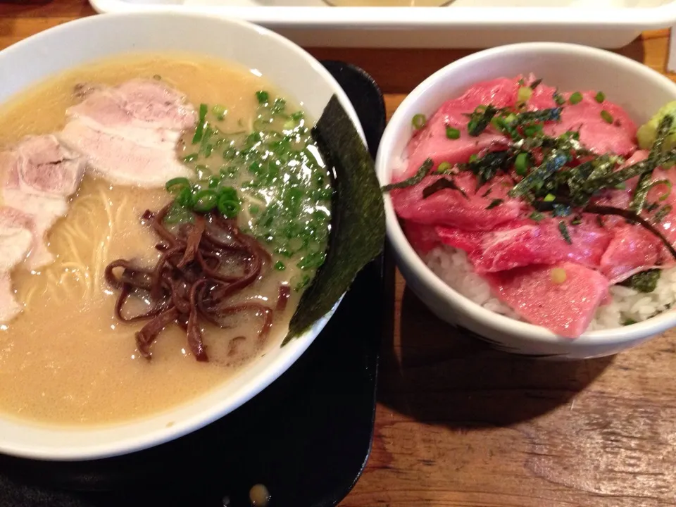 Snapdishの料理写真:とんこつラーメン＆まぐろ丼|まさとさん