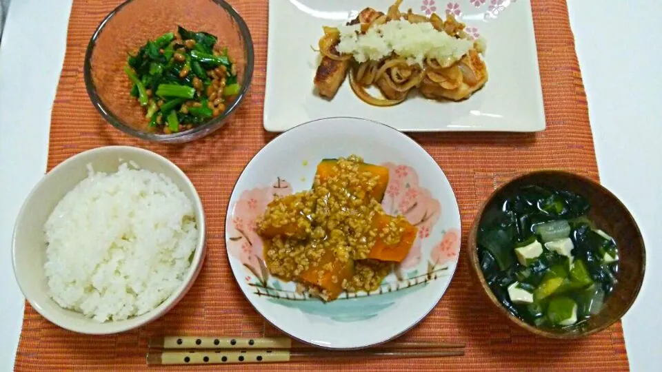 まぐろステーキ、南瓜のそぼろあん、ほうれん草の納豆和え、白菜わかめ豆腐のお吸い物♡|yuiさん