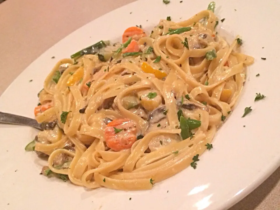 Snapdishの料理写真:Alfredo Pasta with Veggies|Rich Wagnerさん