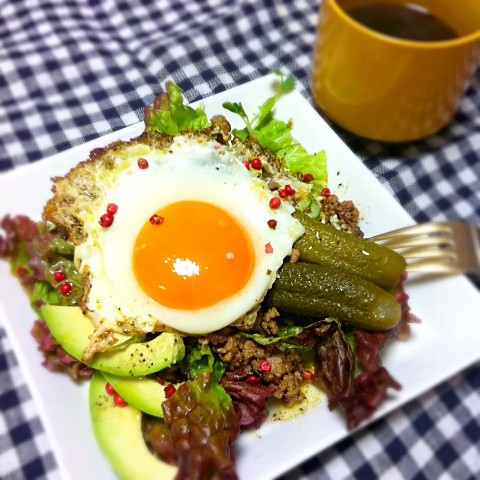 Snapdishの料理写真:Spicy minced chicken on salad with fried egg 🍳|welcomeizumiさん