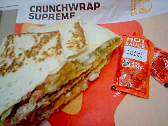 CrunchWrap From Taco Bell|Dan Alfred Garcia Madriagaさん