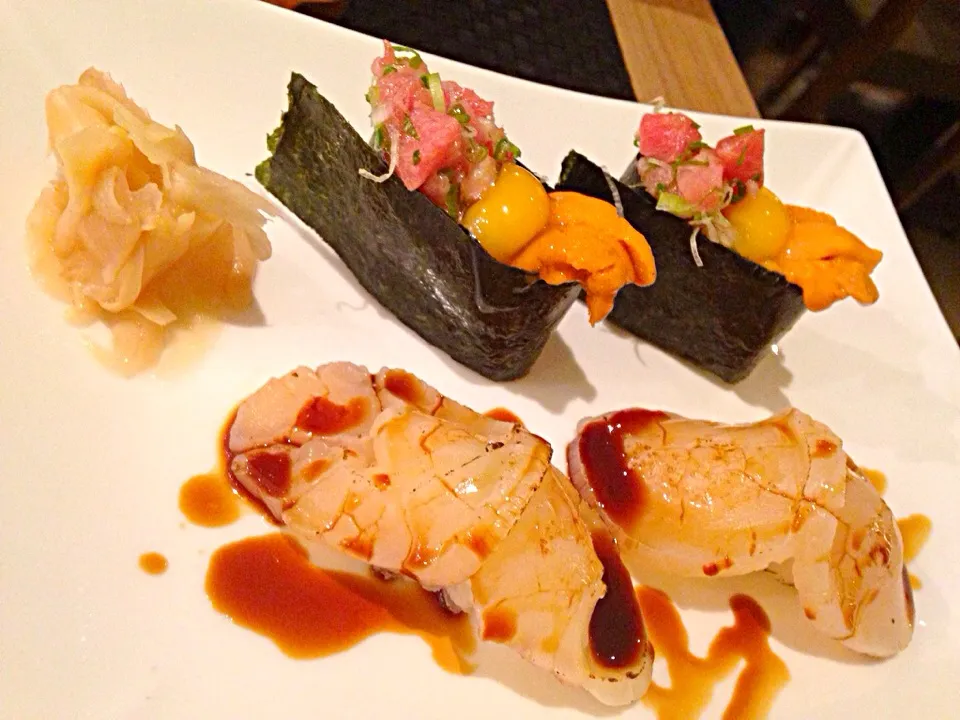 Hotate aburi sushi and Negi Toro, Uni, Osura Gunkan sushi|Obeoom Jumsai Na Ayudhyaさん