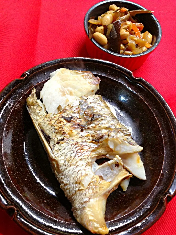 アテは、鯛のカマ焼きと豆と昆布の炊いたん(^ ^)|ハルさん