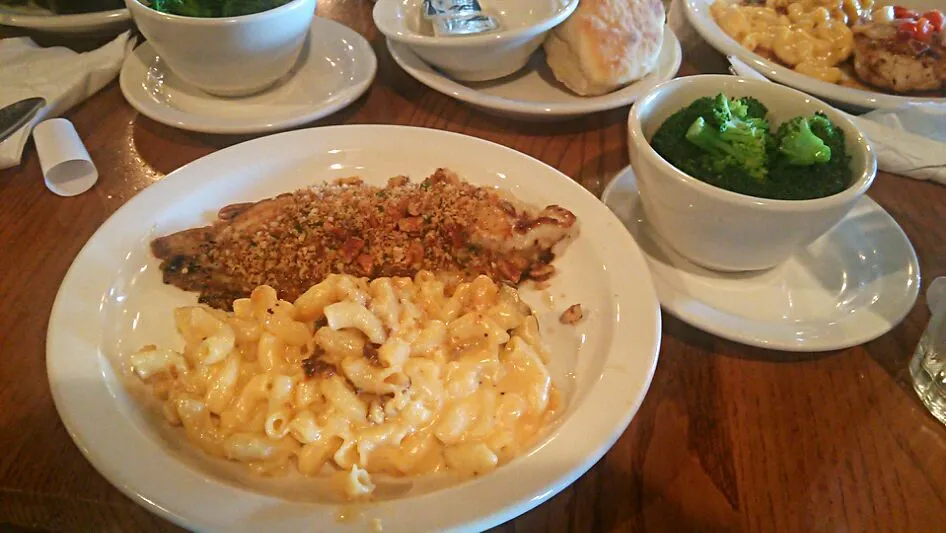 Snapdishの料理写真:Cat Fish with Macaroni Cheese @ Cracker Barrel, Casa Grande～o(^o^)o|quitaさん