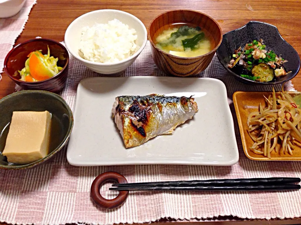 鯖の塩焼き、高野豆腐の煮物、キャベツと人参のあっさりレモン漬け、揚げ茄子、蓮根と牛蒡のきんぴら、豆腐とわかめの味噌汁、ごはん|サチさん