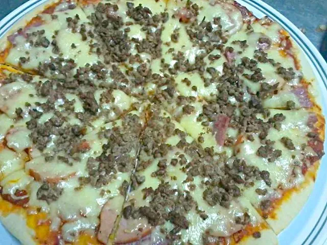 Snapdishの料理写真:Beefy Meaty Cheesy Pizza|Dan Alfred Garcia Madriagaさん