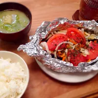 Snapdishの料理写真:鰆と野菜いっぱいホイル焼き、レタスと油揚げのお味噌汁、ご飯|Nari mikamiさん