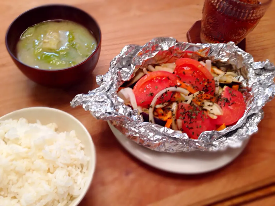 鰆と野菜いっぱいホイル焼き、レタスと油揚げのお味噌汁、ご飯|Nari mikamiさん