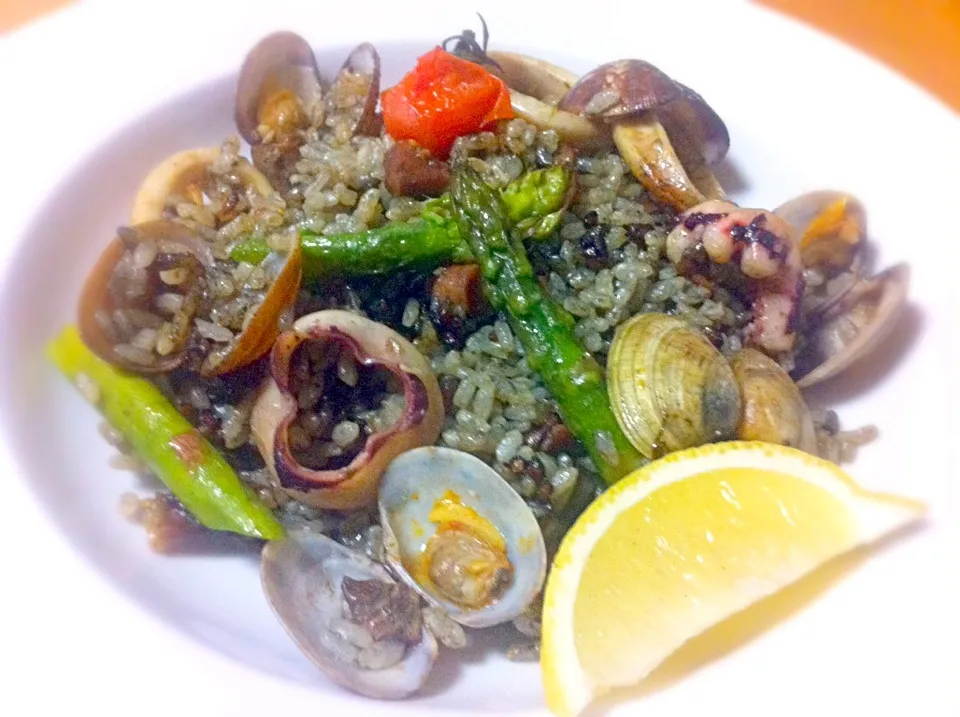 Squid ink paella on dish|Masakiさん