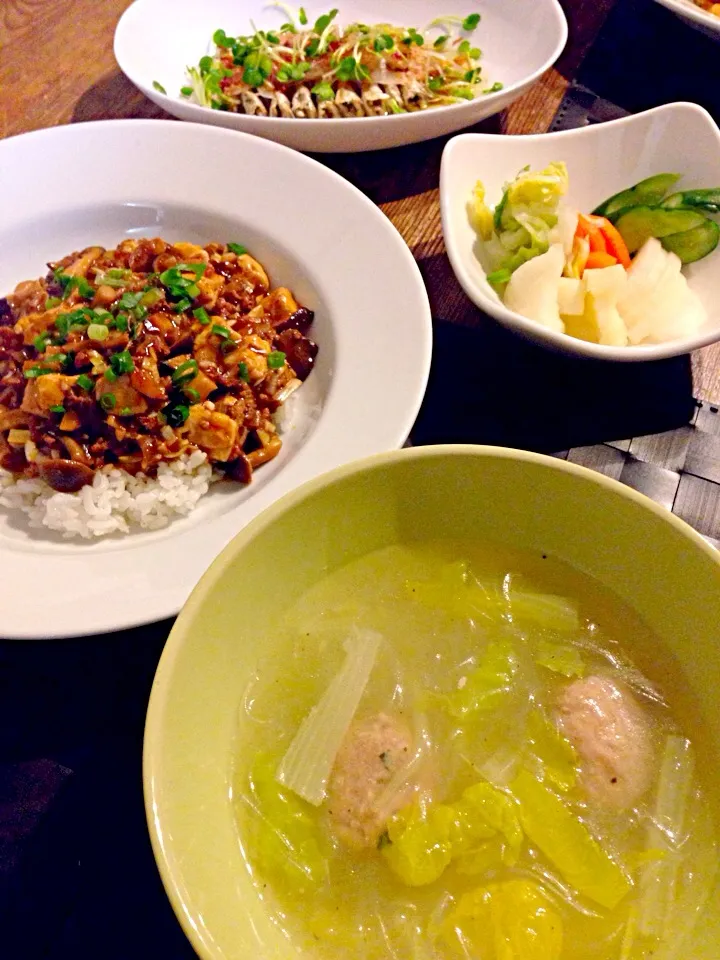 Snapdishの料理写真:きのこ入り麻婆豆腐飯、オイルサーディンのおかかポン酢、肉団子と白菜の春雨スープ💛|まみりんごさん