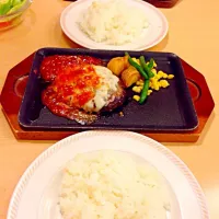 Snapdishの料理写真:Hamburger with tomato sauce & cheese|Risa Ozonoさん