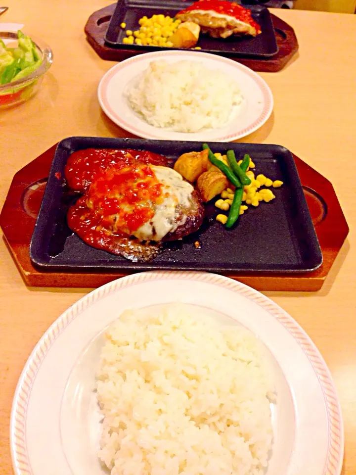 Hamburger with tomato sauce & cheese|Risa Ozonoさん