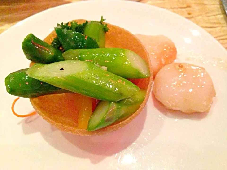 Snapdishの料理写真:Asparagus with scallops and macadamia nuts|sgさん