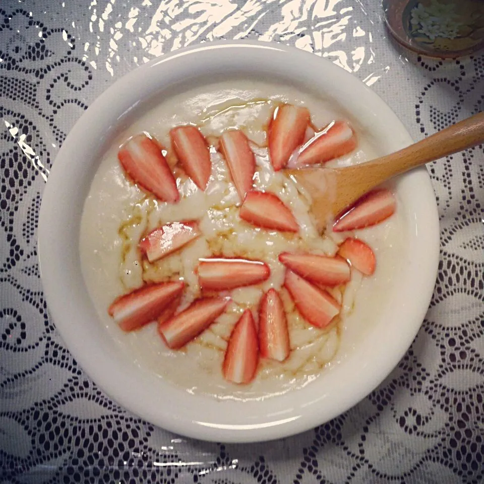 My healthy diet - Oatmeal with honey and strawberries every morning!|genさん