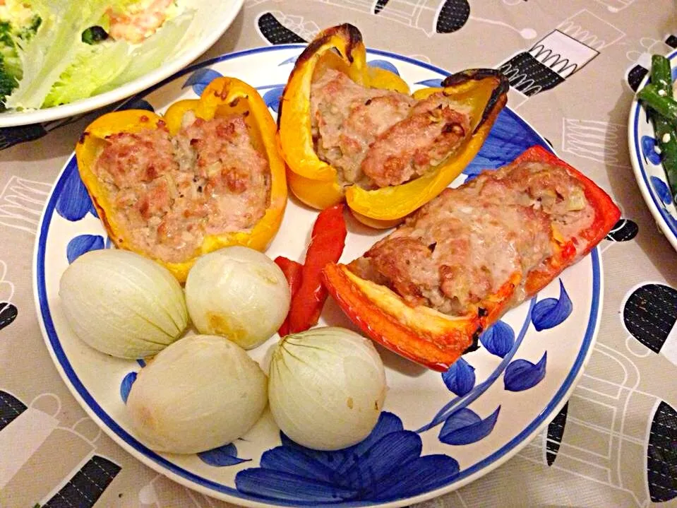 Snapdishの料理写真:Grilled spring onions and capsicum cups|Yokoさん