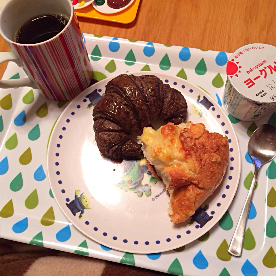 チーズパン チョコクロワッサン コーヒー ヨーグルト|さるさん