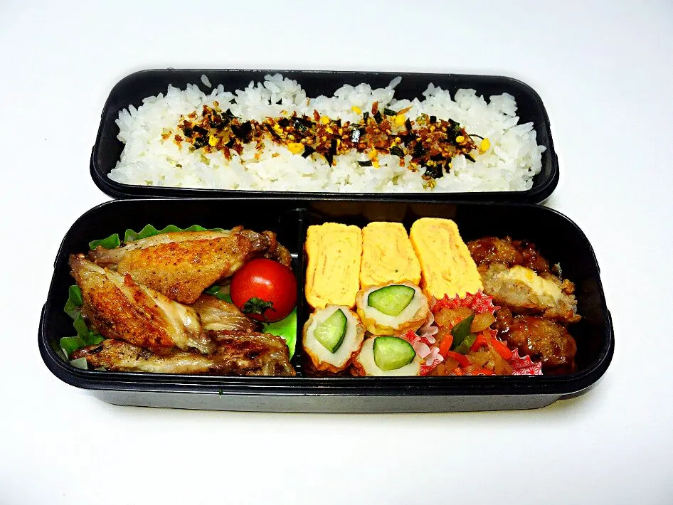 Snapdishの料理写真:お弁当♬
*手羽塩焼き
*卵焼き
*つくね
*きりぼし大根
*ちくわきゅうり|Michiko  Arakiさん