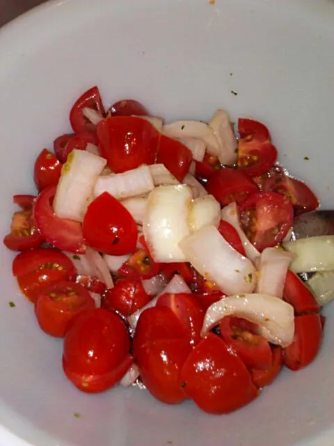 Tomato and onion salad with fresh basil|Polly Gelfusoさん