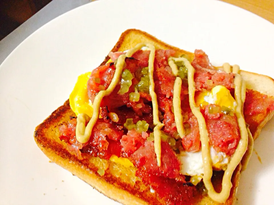 Open home made Sousage club sandwich/ with sweet pickle and mustard on top.|Jefferson M. Macalindongさん