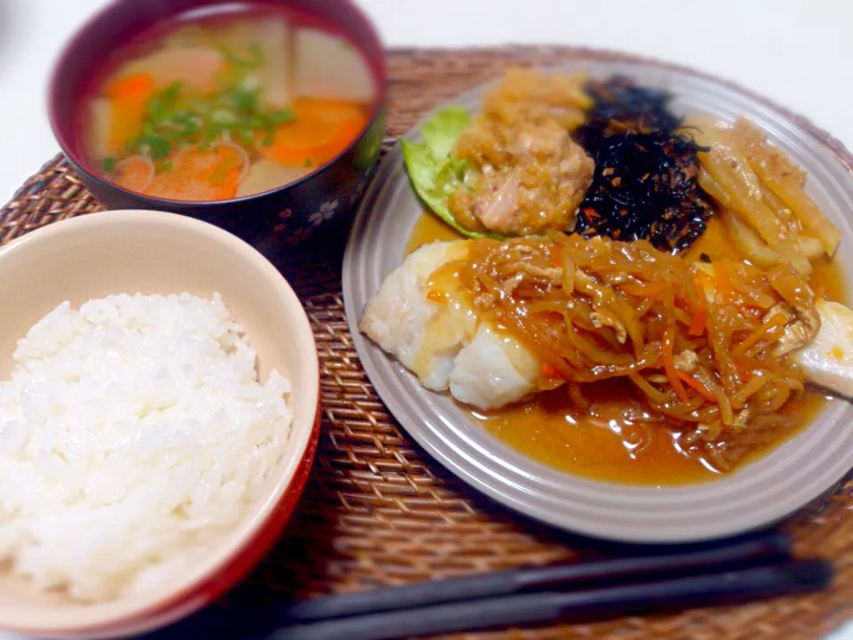 真たらのあんかけ 鶏のおろし煮 大根人参の味噌汁 ひじき 大根出汁醤油炒め|にゃろめさん