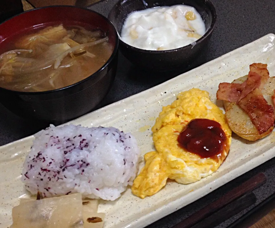 単身朝ごはん 里芋とベーコン炒め オムレツ 野菜スープ 大根浅漬け 白飯 ヨーグルト バナナ|ぽんたさん