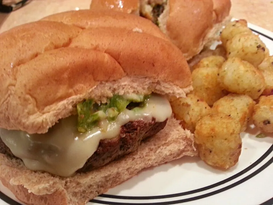 New Mexico Style Green Chile Cheeseburgers with a side of Alexia Brand Cracked Pepper Potato Puffs|Melissa Marie Hallさん