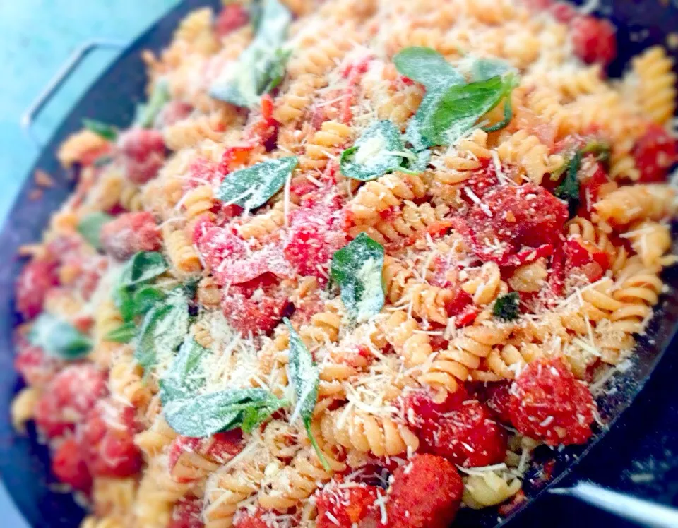 Pasta con tomate albóndigas de carne ahumada albahaca y queso|Resto Bar Momentosさん