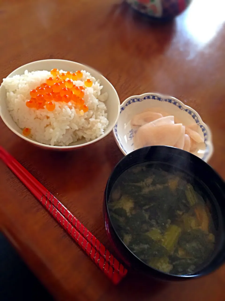 朝ごはん⭐️イクラ🍚カブのナマス🍚ほうれん草と油揚げのお味噌汁🍚押し麦ごはん|つついなつさん