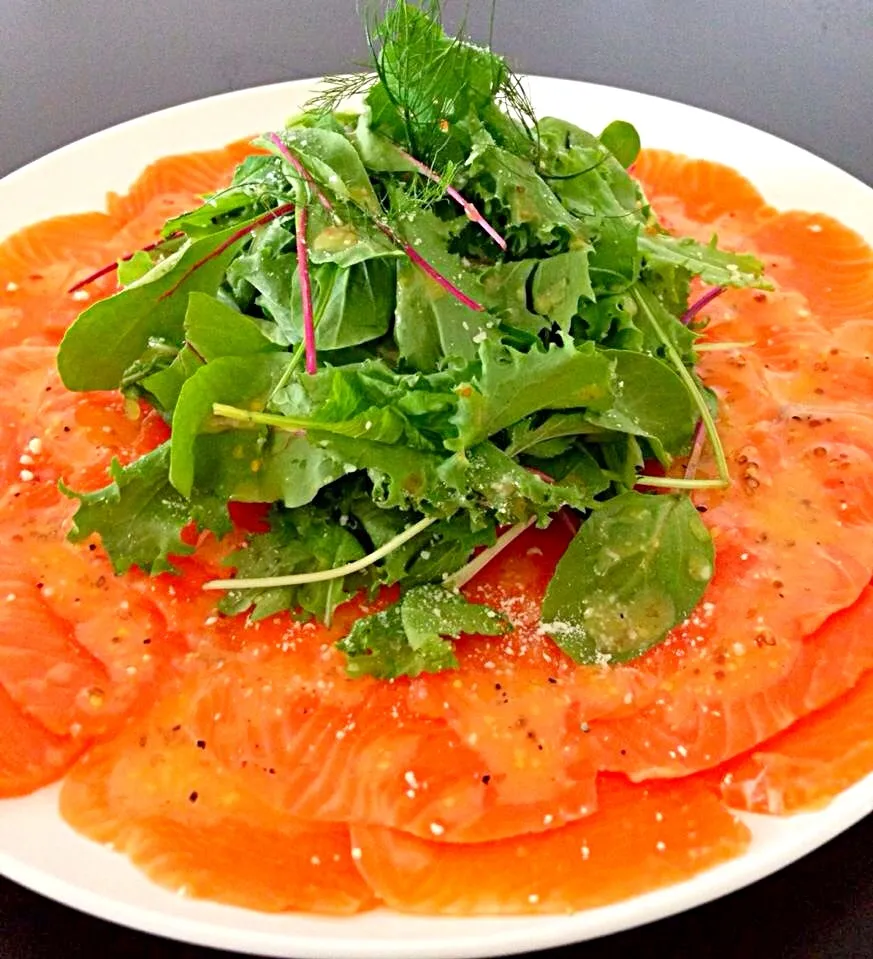 Salmon carpaccio with mixed greens|ダイアナさん