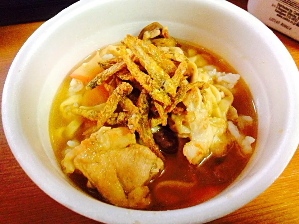 Easy lunch set. Rice/noodles mixl, with meat, crispy fish on top.|Jefferson M. Macalindongさん