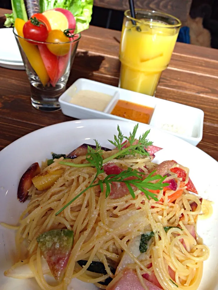 Snapdishの料理写真:パスタランチ。お野菜たっぷりコーンクリームソースのパスタに、サラダバーとドリンクバーつき、ランチスタート記念価格だそうです。|liccaさん