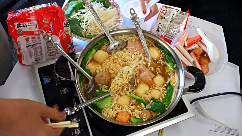 Having steamboat for lunch in the office during this Chinese New Year period!|genさん