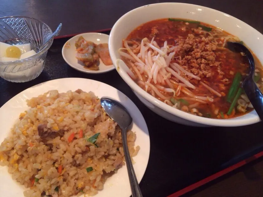 【日替定食】台湾ラーメンと小チャーハンを頂きました。|momongatomoさん