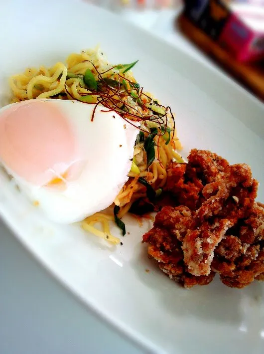 Snapdishの料理写真:みんなでチョコ作り♪～からの～塩焼きそばと唐揚げくんの休憩飯(*^^*)|Yuusan Guuguuさん