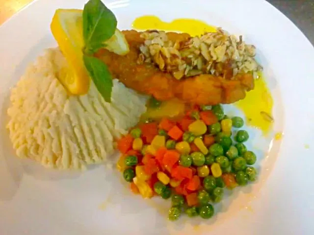 Fish Fillet with almond in Butter Lemon Sauce..|Dan Alfred Garcia Madriagaさん