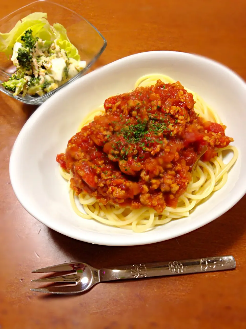 Snapdishの料理写真:和風ミートソースパスタ＆ブロッコリーのミモザサラダ🍴|ashushikaママ♡さん