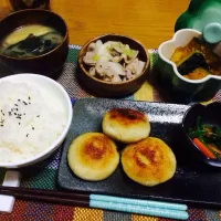 チーズインじゃがいも餅メインの晩ごはん|miyamegu**さん