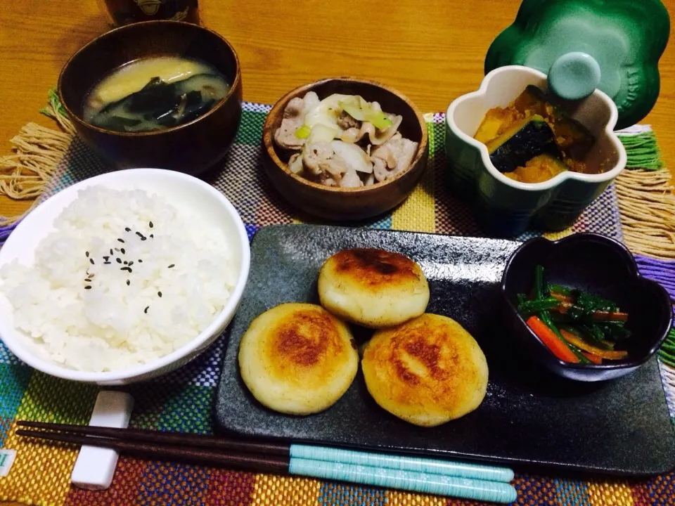 Snapdishの料理写真:チーズインじゃがいも餅メインの晩ごはん|miyamegu**さん