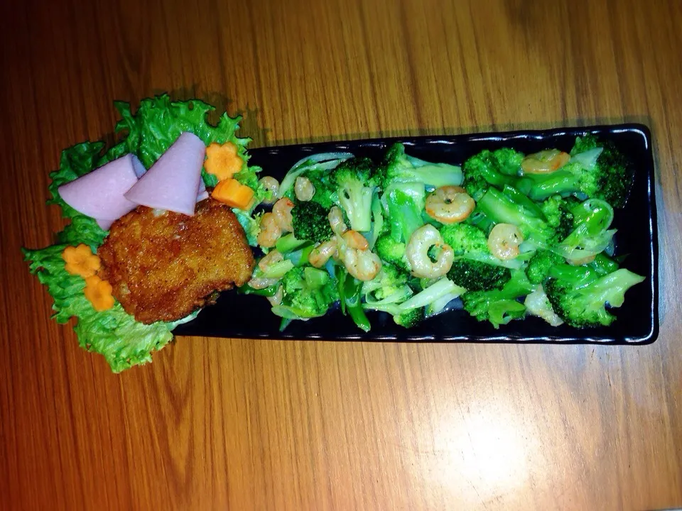 Snapdishの料理写真:Green veggies with shrimp salad and a Fried chicken with turkey on the side|maria luisa ishiiさん