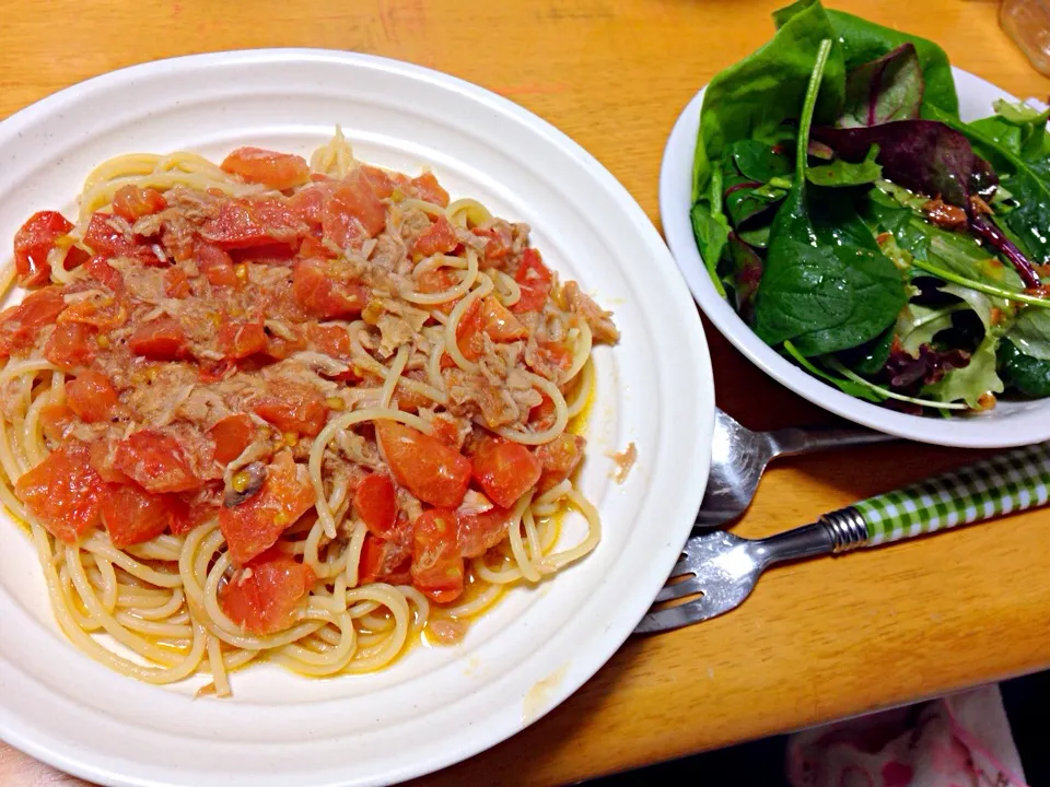 Pasta in tuna and fresh tomato sause / Salad with white wine vineger dressing|maysugarさん