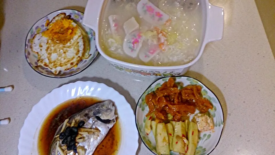 Snapdishの料理写真:兩個小孩吃～指定要吃粥
什錦粥+豆鼓蒸肉魚+荷包蛋+小菜|Emily Yangさん