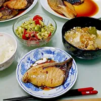 Snapdishの料理写真:ぶりの照り焼き、アボカドとミニトマトとモッツァレラチーズのサラダ、豆腐と鶏肉の煮物♡|ちるさん