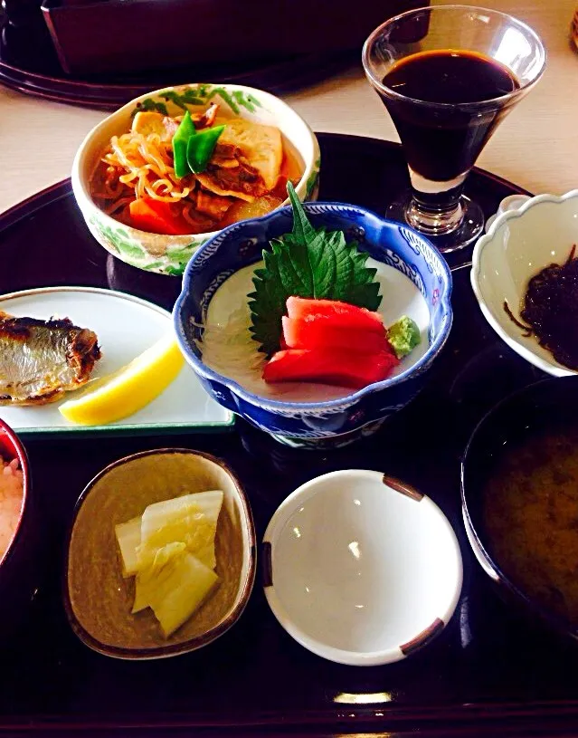 Snapdishの料理写真:お仕事LUNCH⭐️日替り定食〜肉豆腐、鰆焼き、まぐろ刺し、もずく酢、味噌汁、ご飯、漬物、コーヒーゼリー〜|ももこさん