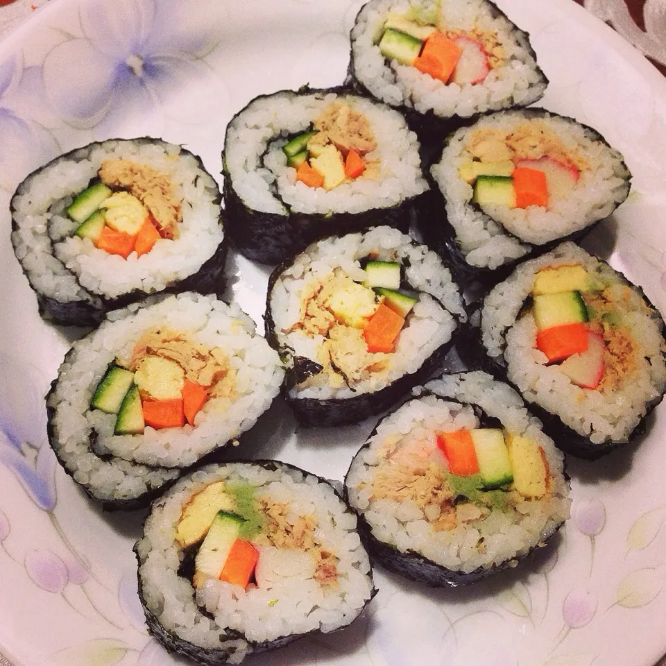 Snapdishの料理写真:Tuna/egg/crabmeat/zucchini/carrots in a kimbap roll|hurul | 후룰さん