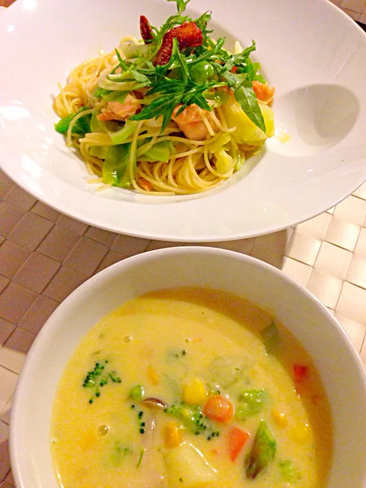 サーモンと春キャベツのペペロンチーノ🍀たっぷり野菜のコーンスープ🌽|まみりんごさん