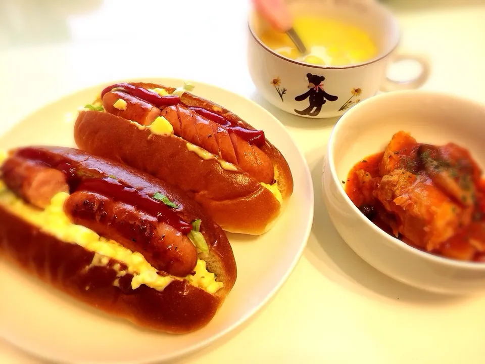 ランチに♡ホットドッグと豚バラのトマト煮♡|あちさん