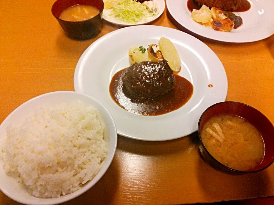 洋食UCHOUTENの、黒毛和牛のハンバーグランチ1100円です。
ご飯大盛りは50円プラスですが、量が多いのでハンバーグとのバランスを考えて食べないとご飯が余ってしまいます。
肉汁ジュ－ジュ－のハンバーグです。
d=(^o^)=b|東京ライオンズさん