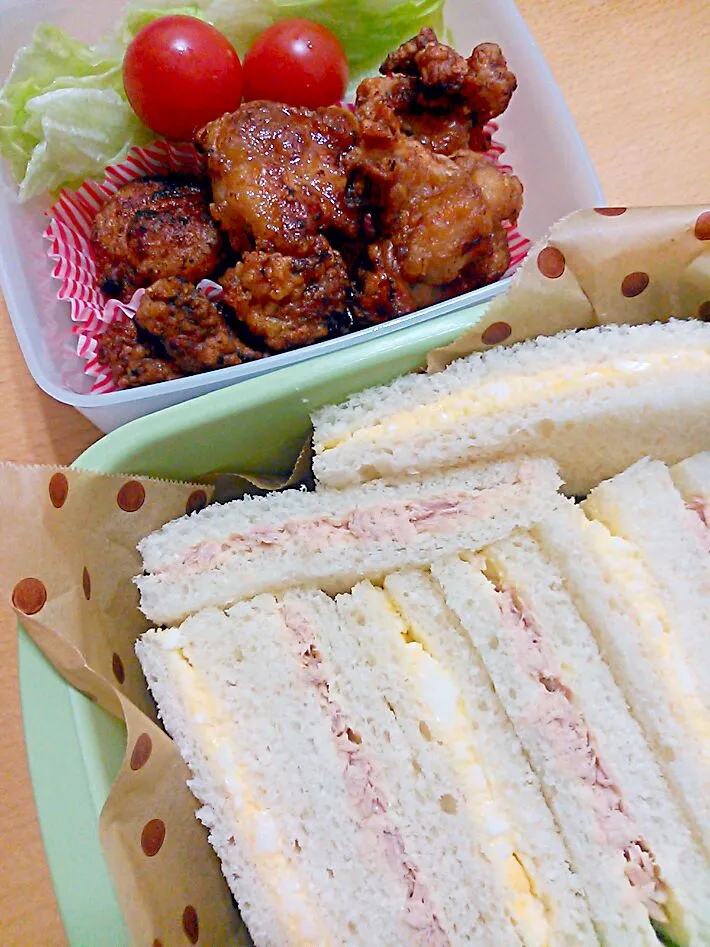 パパ弁当☆ツナ＆卵のサンドウィッチ＆鶏肉の唐揚げ♪
今日は２箱( ´艸｀)|Kayo Matsudaさん